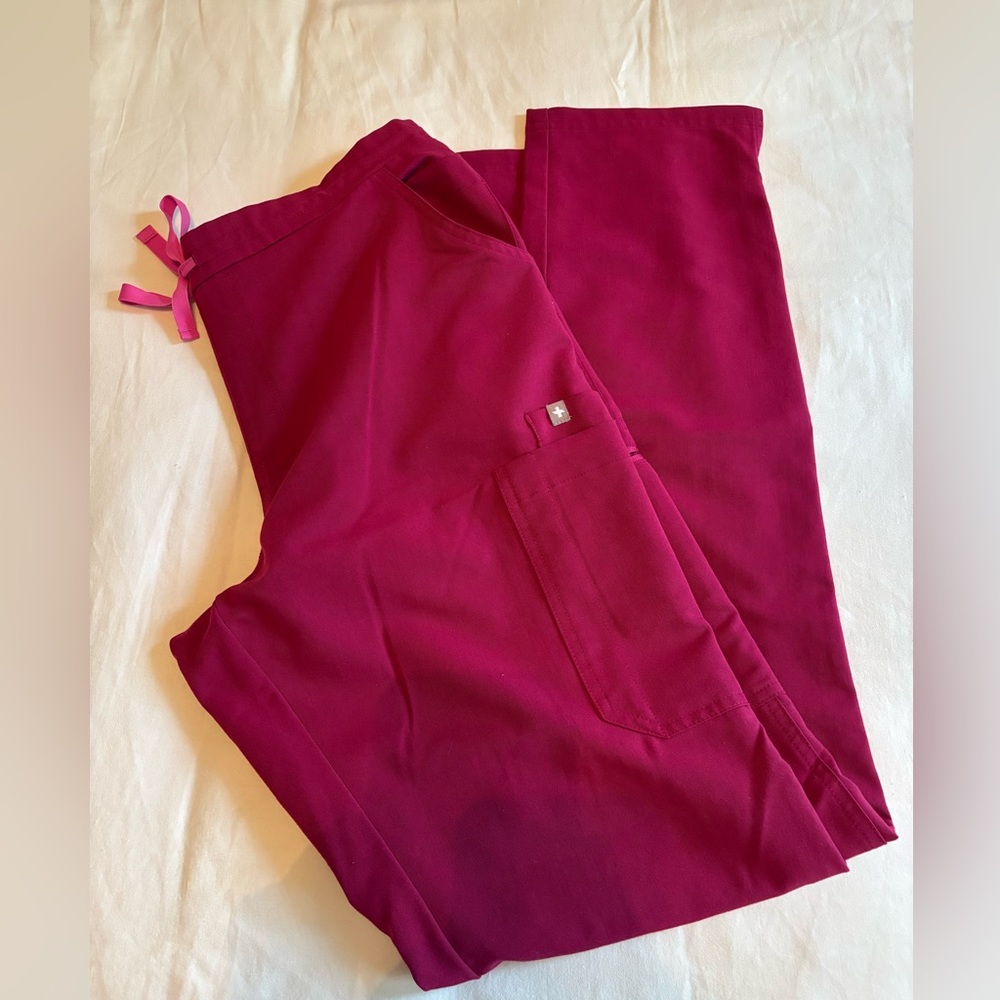 Figs Yola scrub pants in Dark Magenta M/T